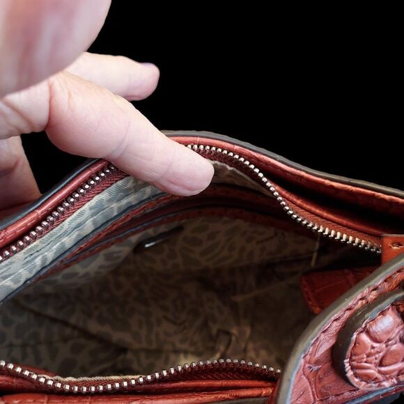 - Guess  Brown faux Alligator purse  11x6 1/2 inches  VGC - Picture 8 of 8